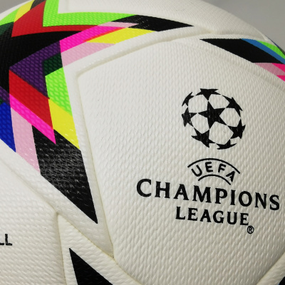 Bola de futebol branca com detalhes coloridos e logo da UEFA Champions League