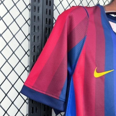 T-shirt riscada vermelha e azul com logótipo Nike amarelo pendurada em cabide
