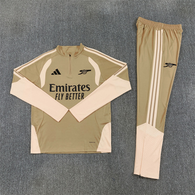 Conjunto desportivo bege com camisola e calças e logótipos Adidas e Arsenal e texto Emirates FLY BETTER