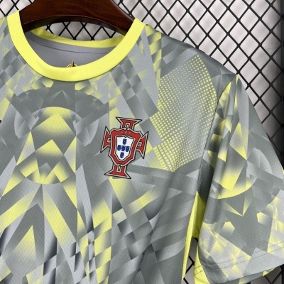 T-shirt desportiva cinza com padrões amarelos e emblema da F.P.F.