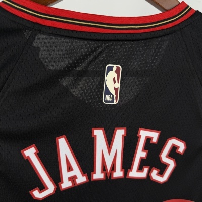 Camisa desportiva preta com gola colorida e logótipo NBA