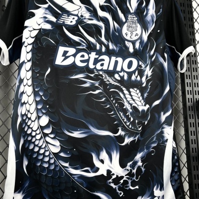 Camisola de futebol preta e branca com dragão e logos New Balance, FC Porto, BETANO