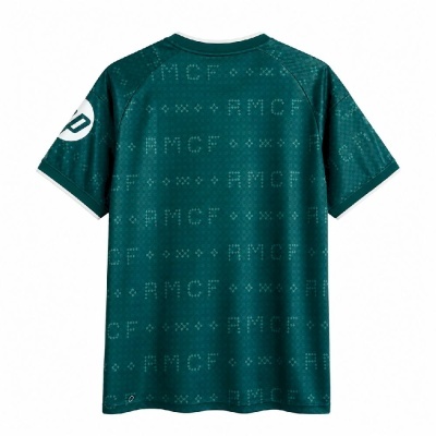 Camiseta verde escura com padrão AMCF e mangas curtas