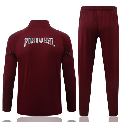 Conjunto desportivo castanho com texto PORTUGAL nas costas da camisola