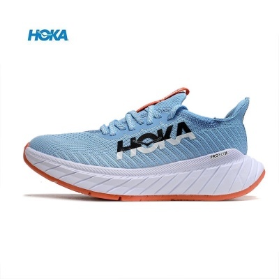 Sapatilha desportiva azul claro HOKA com sola branca e base laranja