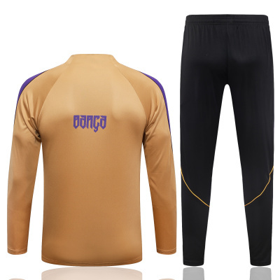 Roupa desportiva com camisola bege e calças pretas.