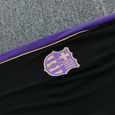Calça desportiva preta com risca roxa e amarela e emblema do FC BARCELONA