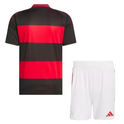 Conjunto de camisola vermelha e preta com calções brancos de desporto