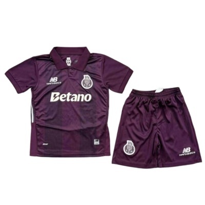 Conjunto de equipamento desportivo violeta com logos FC Porto, New Balance e Betano