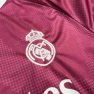 Tecido cor-de-rosa com emblema bordado branco e texto parcial OS