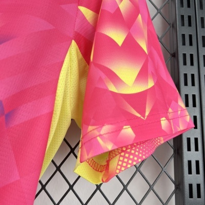 Tecido de roupa desportiva colorido pendurado em superfície metálica