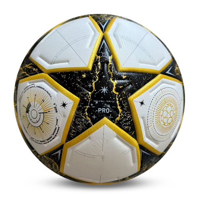 Bola de futebol branca, preta e amarela com texto MATCH BALL REPLICA PRO e ilustrações.
