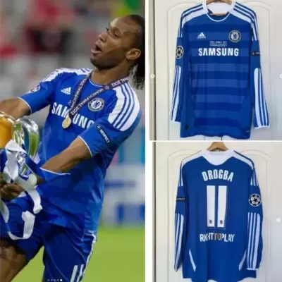 Camisola azul do Chelsea FC com nomes Drogba e Right To Play