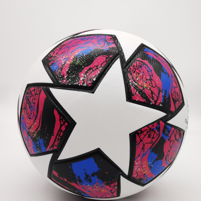 Bola de futebol branca com padrão de estrelas coloridas e textura rugosa