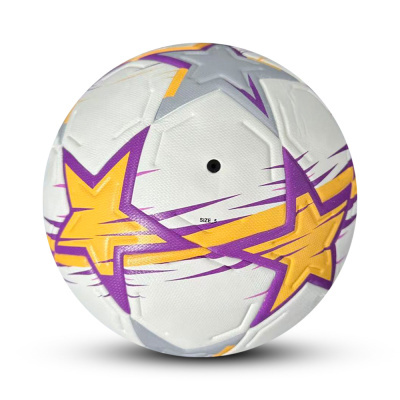Bola de futebol branca com estrelas amarelas e roxas e texto SIZE 5