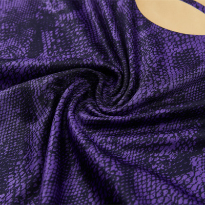 Tecido roxo com padrão de escamas e círculo amarelo