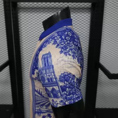 Camisola com estampado azul e bege de arquitetura e flores em manequim preto