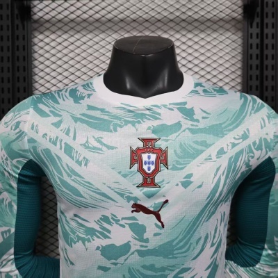 Camisola de futebol verde-água e branco com logótipo FPF e Puma, em manequim preto
