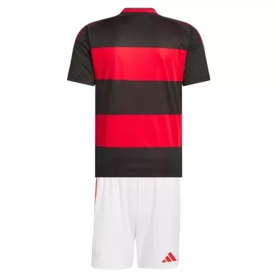 Conjunto desportivo riscas vermelhas e pretas com calções brancos e logótipo Adidas vermelho.