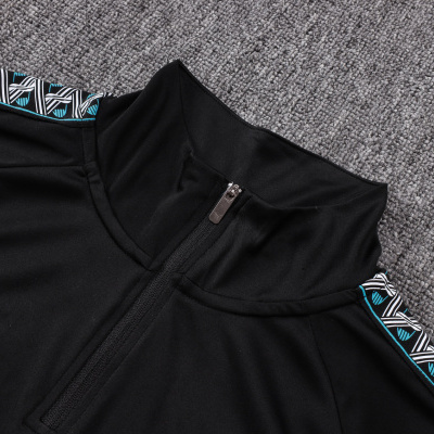 Top desportivo preto com fecho e detalhes nas mangas, logo PUMA e texto KING bordado