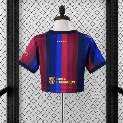 T-shirt cropped às riscas azuis e grená com logo do FC Barcelona e texto BARÇA FOUNDATION