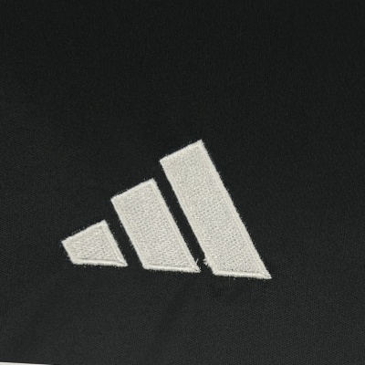 Logótipo Adidas branco bordado em tecido preto
