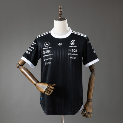T-shirt preta com logos brancos em manequim de madeira