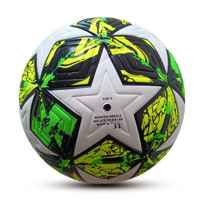 Bola de futebol branca com padrões em verde, amarelo e preto e texto centralizadO