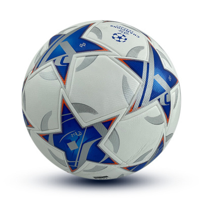 Bola de futebol branca com estrelas azuis e cinza e logo UEFA Champions League