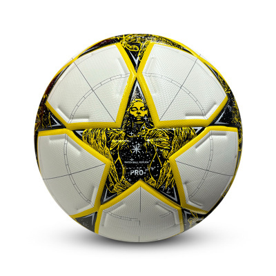 Bola de futebol branca com estrelas amarelas e pretas e desenho de figura humana