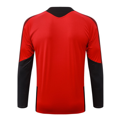 Camisola desportiva vermelha e preta vista pelas costas