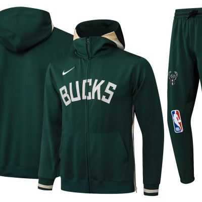 Conjunto desportivo verde-escuro com casaco e calças, logótipos de Bucks, NBA e Nike.