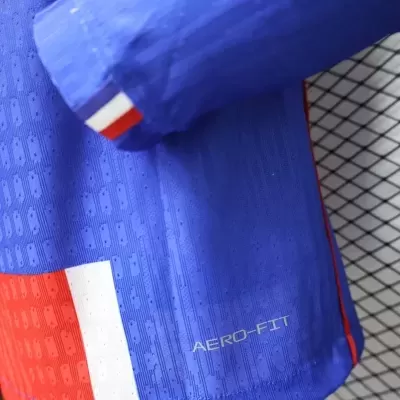 Camisola desportiva azul com padrão texturizado e texto AERO-FIT