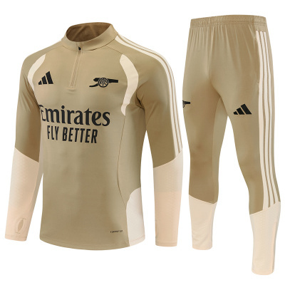 Conjunto de treino desportivo bege com logótipos Adidas e Arsenal e texto Emirates FLY BETTER