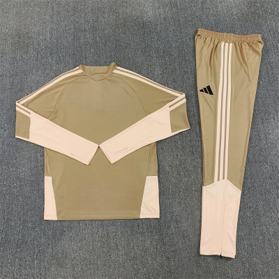 Conjunto de roupa desportiva castanho e bege com listra dupla e logotipo preto
