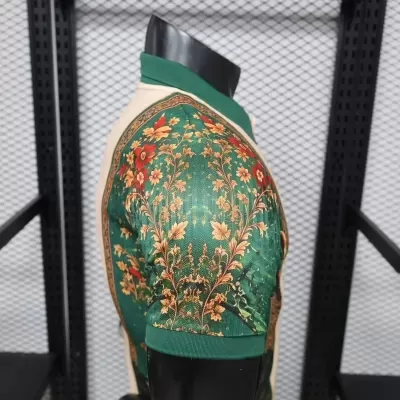 Polo floral verde com gola e punhos verdes em manequim preto