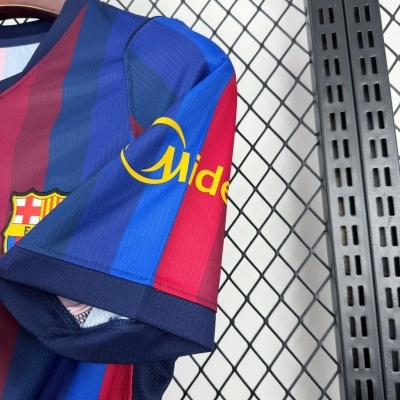Camisola FC Barcelona azul e grená com logo bordado e patrocínio amarelo