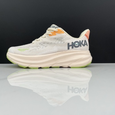 Ténis de corrida HOKA branco com detalhes em laranja e verde