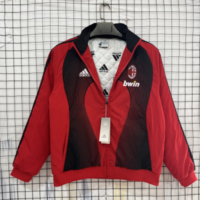 Casaco desportivo vermelho e preto com logótipos Adidas e ACM 1899
