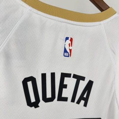 Camisola branca com gola amarelo mostarda com detalhe do logo NBA e parte do texto QUETA
