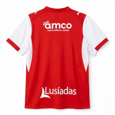 Camisola desportiva vermelha e branca com logos amco e Lusíadas