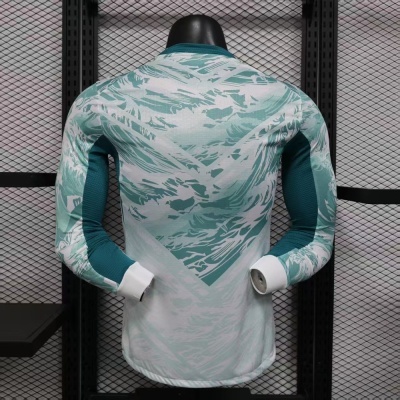 Camisola desportiva de manga comprida verde e branca com padrão abstrato e punhos brancos