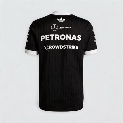 Camisola preta com logótipos brancos de várias marcas nas costas e mangas