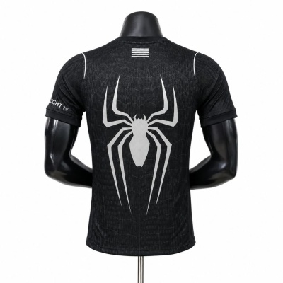 T-shirt preta com símbolo de aranha branco nas costas