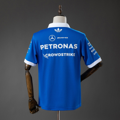 T-shirt desportiva azul com logos brancos e gola branca