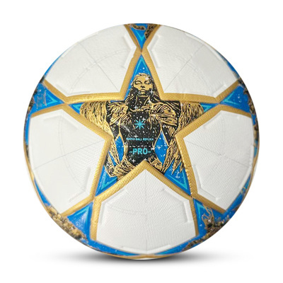 Bola de futebol branca com detalhes azuis, dourados e preto com figura humana e texto