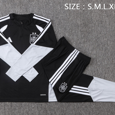 Conjunto de treino desportivo preto e branco com brasão e listas
