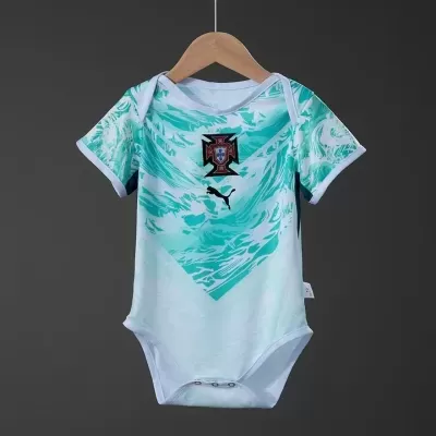 Body bebé branco e azul com símbolos da Federação Portuguesa de Futebol e logo Puma