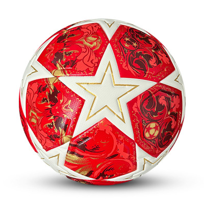 Bola de futebol branca e vermelha com estrelas e detalhes dourados