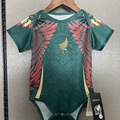 Body de bebé verde escuro com estampado vermelho e detalhe dourado, pendurado num cabide de madeira